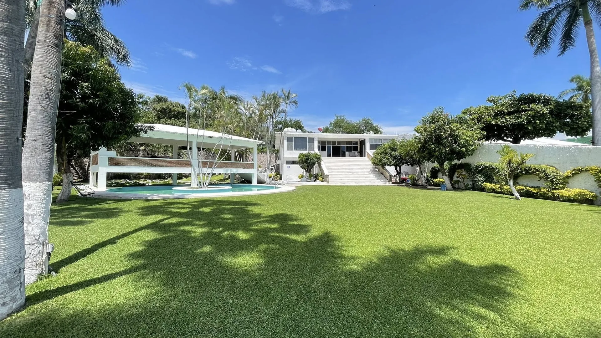 Jardín con alberca y lago