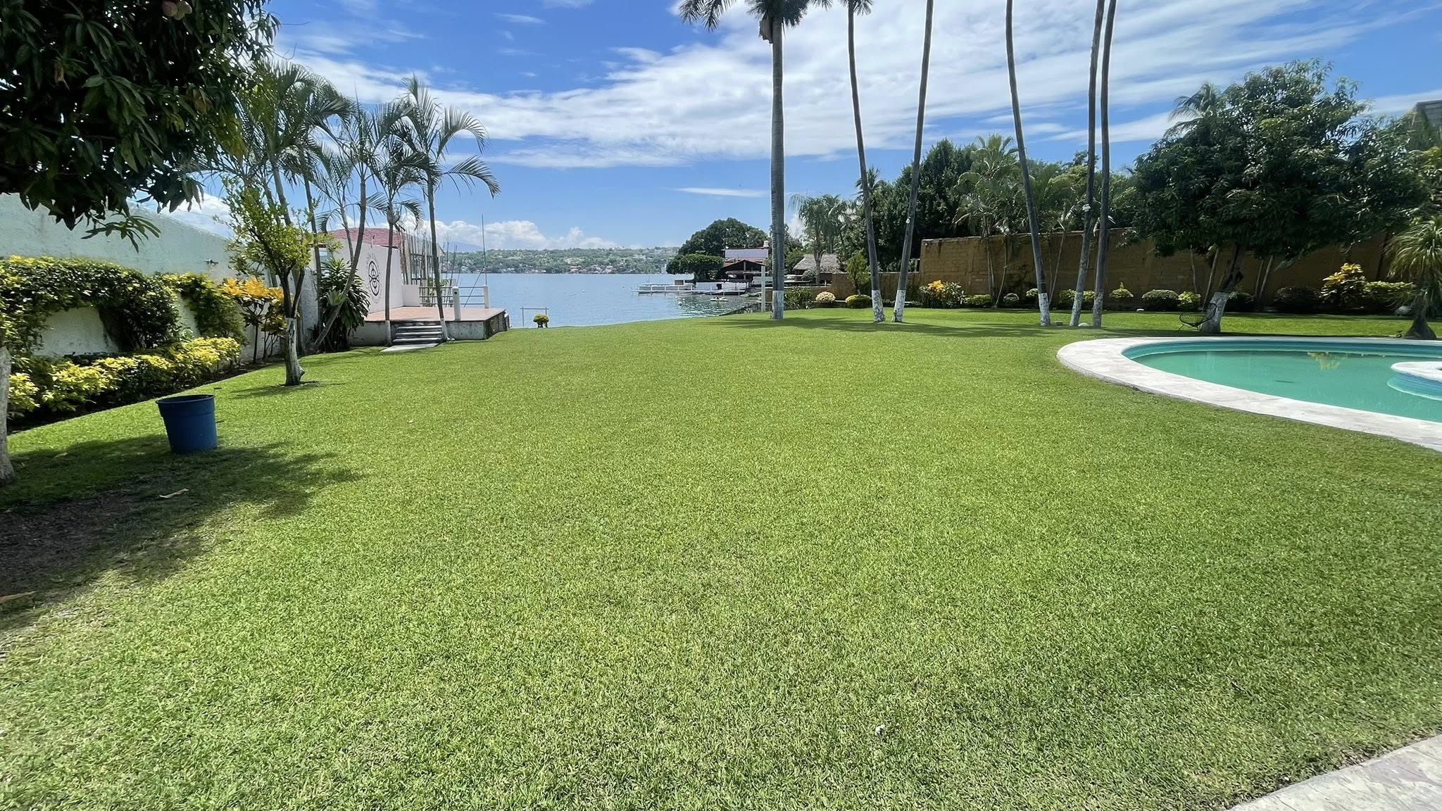 Jardín amplio de Darinka Casa de Eventos con vista al lago