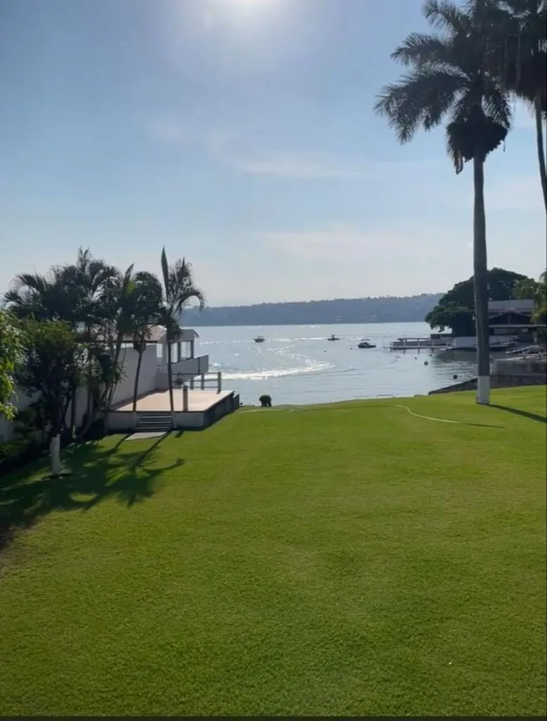 Vista del lago desde el jardín